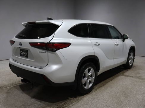 Used 2022 Toyota Highlander LE image 2