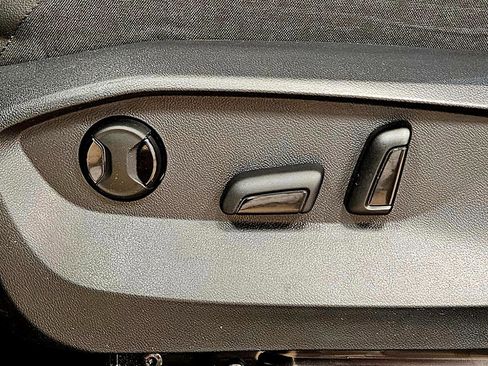 Used 2023 Volkswagen Tiguan SE image 36