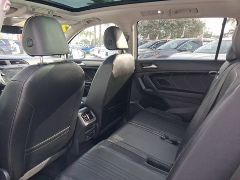 Used 2022 Volkswagen Tiguan SE w/ Panoramic Sunroof Package FWD image 7