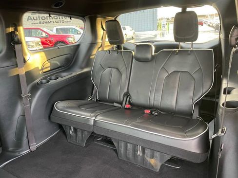 Used 2025 Chrysler Pacifica Limited FWD image 9