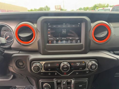 Used 2018 Jeep Wrangler Unlimited Sahara AWD/4WD image 18