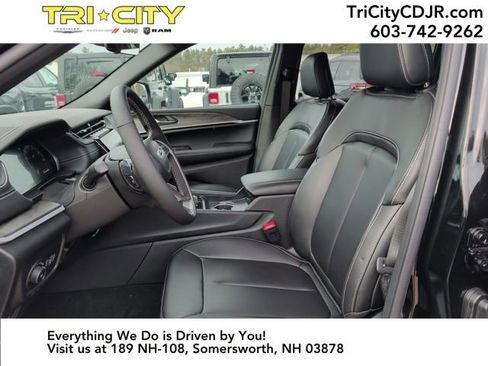 New 2025 Jeep Grand Cherokee L Limited w/ Black Appearance Package image 9