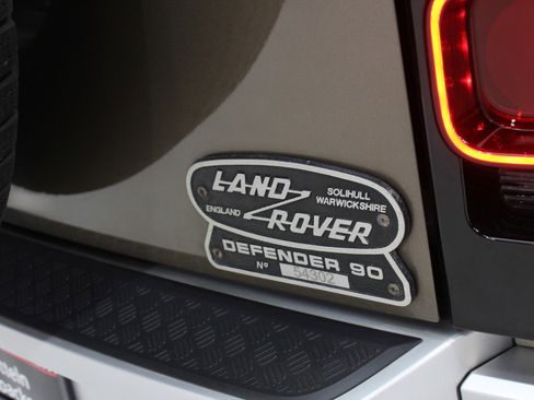 Used 2024 Land Rover Defender 90 S image 14