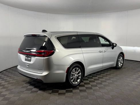 Used 2026 Chrysler Pacifica Limited FWD image 4