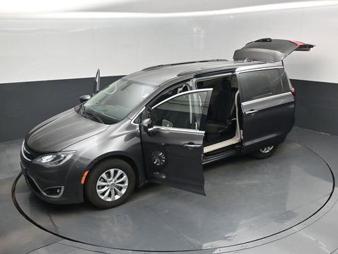 Used 2018 Chrysler Pacifica Touring Plus image 51