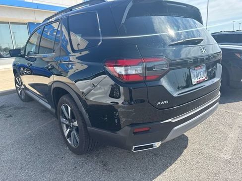 Used 2025 Honda Pilot Touring image 2