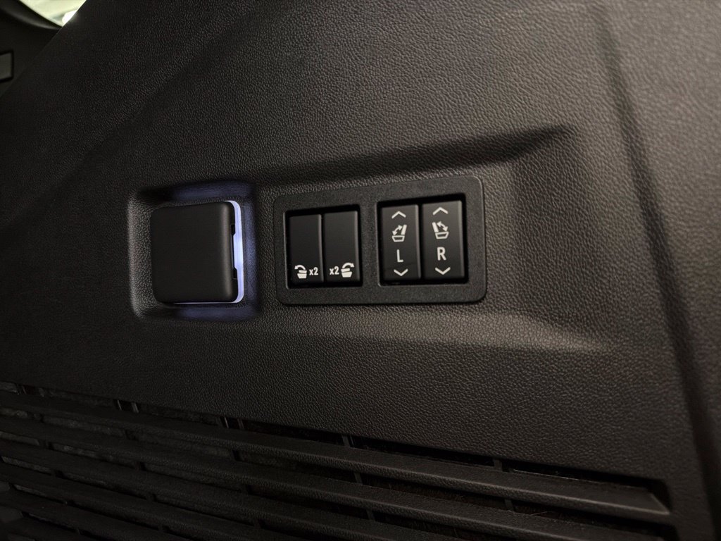 Used 2021 Chevrolet Tahoe Premier AWD/4WD image 36
