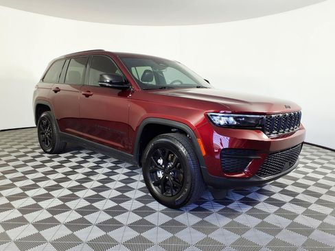 Used 2025 Jeep Grand Cherokee Altitude RWD image 3