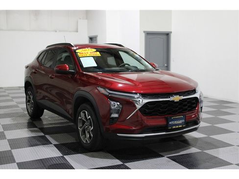 Used 2025 Chevrolet Trax LT w/ LT Convenience Package image 3