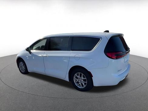 Used 2025 Chrysler Pacifica Select image 10