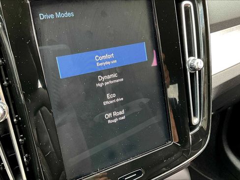 Used 2022 Volvo XC40 T5 Momentum image 34