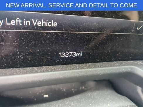 Certified 2025 GMC Acadia Elevation w/ Elevation Premium Package AWD/4WD image 2
