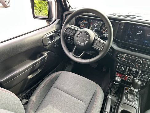 Used 2025 Jeep Wrangler Unlimited Rubicon w/ Convenience Group AWD/4WD image 19