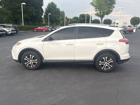 Used 2018 Toyota RAV4 LE FWD image 2