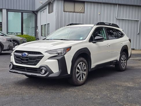 Used 2025 Subaru Outback Premium AWD/4WD image 3