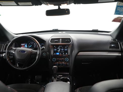 Used 2018 Ford Explorer XLT w/ Equipment Group 202A AWD/4WD image 11