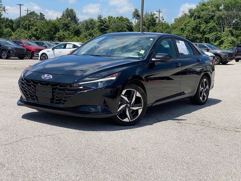 Used 2023 Hyundai Elantra SEL w/ Convenience Package FWD image 3