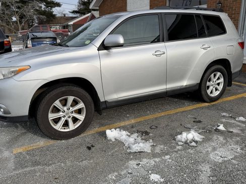Used 2012 Toyota Highlander SE w/ Tow Pkg image 8