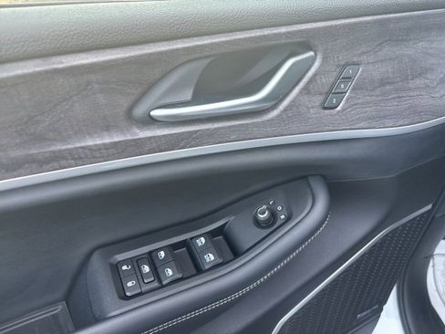 Used 2022 Jeep Grand Cherokee Limited image 19