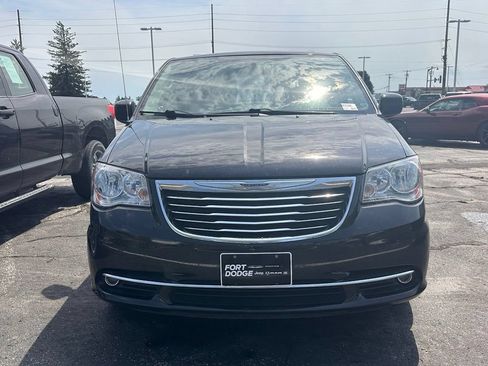 Used 2014 Chrysler Town & Country Touring w/ Driver Convenience Group FWD image 2