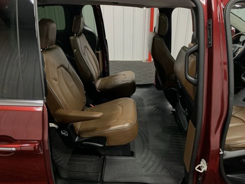 Used 2019 Chrysler Pacifica Limited w/ Advanced Safetytec Group image 46