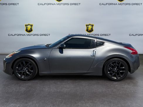 Used 2017 Nissan 370Z Coupe RWD image 2