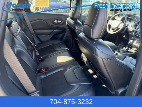 Used 2019 Jeep Cherokee Trailhawk w/ Cold Weather Group image 11