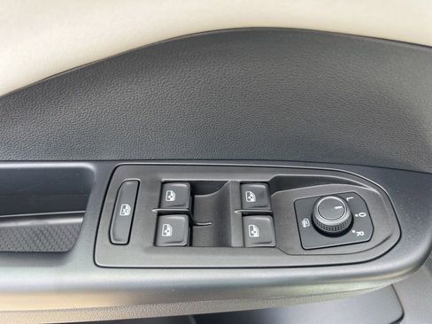 New 2025 Volkswagen Taos SE image 19