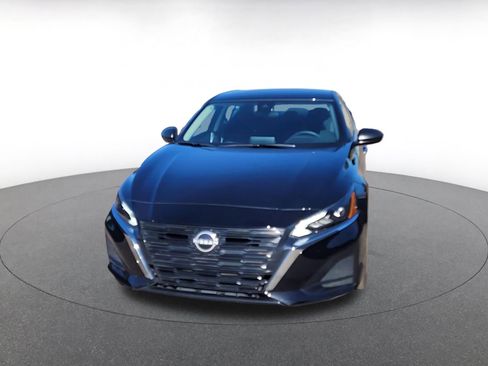 Used 2025 Nissan Altima 2.5 SV image 2