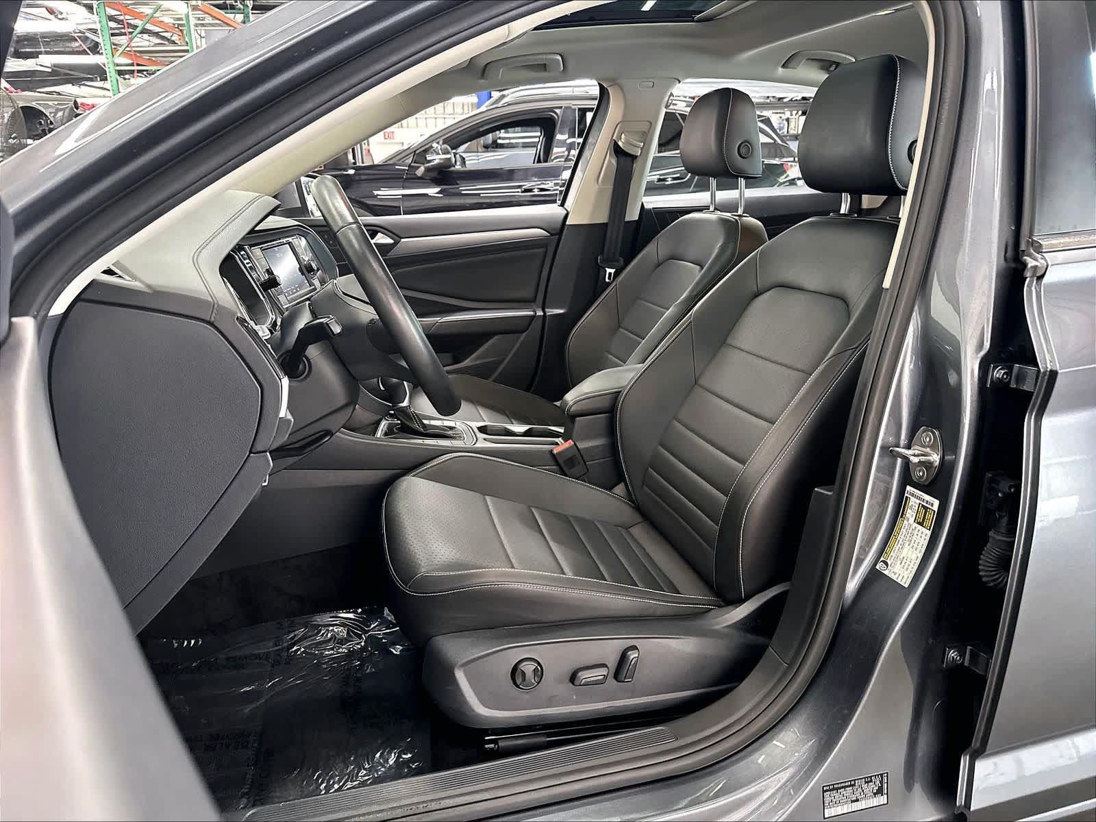 Used 2024 Volkswagen Jetta SE w/ Panoramic Sunroof Package FWD image 23