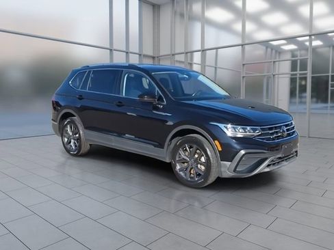 Used 2023 Volkswagen Tiguan SE AWD/4WD image 2