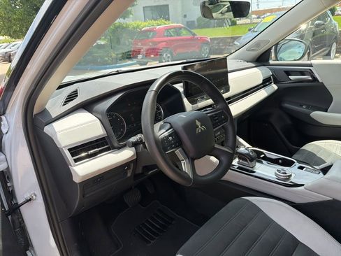 Used 2025 Mitsubishi Outlander SE FWD image 13