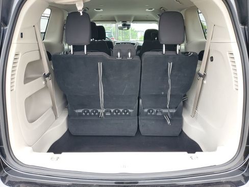 Used 2023 Chrysler Voyager LX FWD image 7