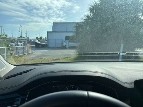 Used 2025 Volkswagen Jetta SE image 33