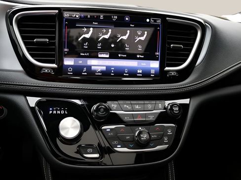 Used 2025 Chrysler Pacifica Limited FWD image 24