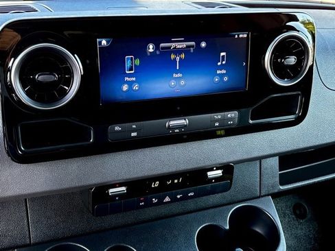 Used 2025 Mercedes-Benz Sprinter 2500 image 21