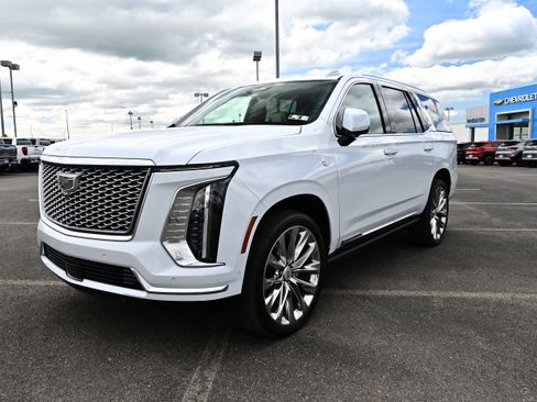 Used 2026 Cadillac Escalade Platinum Luxury w/ LPO, Radiant Package AWD/4WD image 4