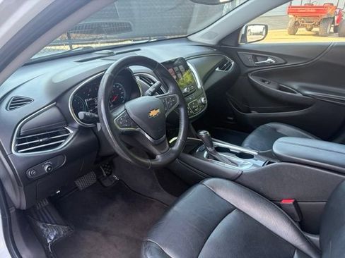 Used 2018 Chevrolet Malibu LT w/ Leather Package FWD image 8