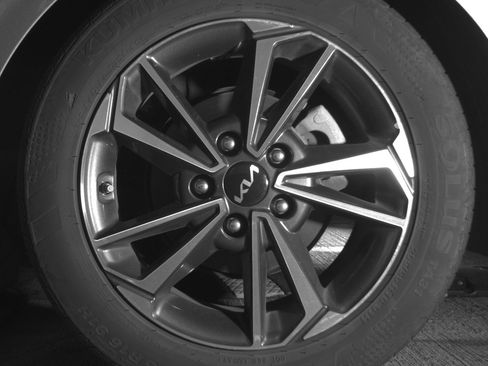 Used 2024 Kia Forte LXS FWD image 14