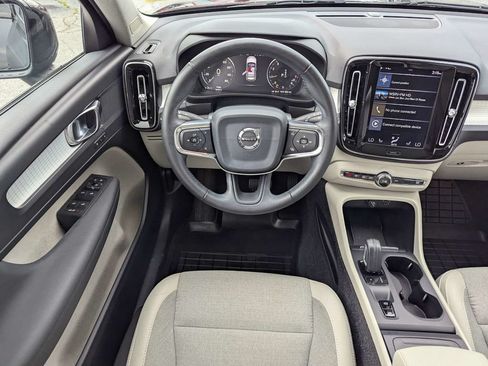 Used 2020 Volvo XC40 T4 Momentum w/ Protection Package Premier FWD image 16