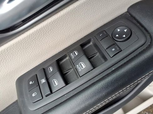 Used 2022 Chrysler Pacifica Touring-L image 15