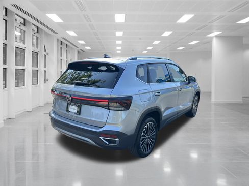 Used 2025 Volkswagen Taos SE FWD image 5