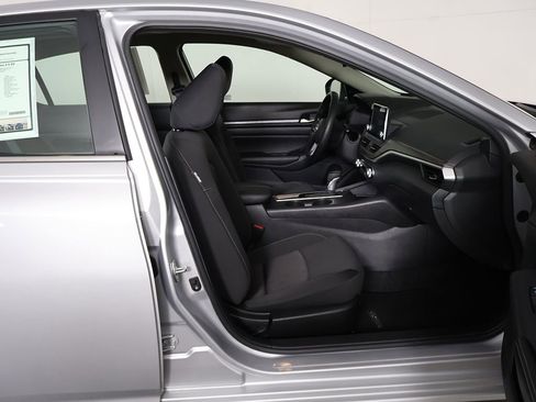 Used 2025 Nissan Altima 2.5 SV FWD image 25