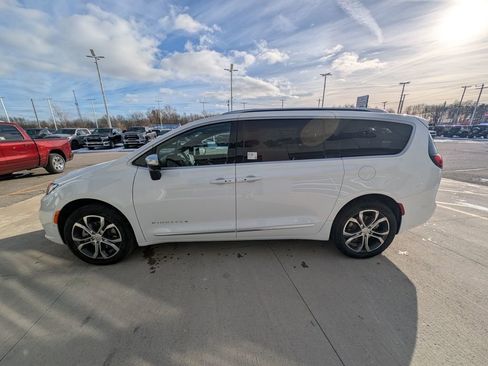 New 2026 Chrysler Pacifica Pinnacle w/ Trailer Tow Group AWD/4WD image 10