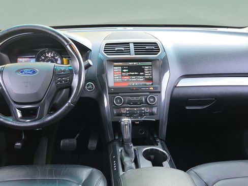 Used 2016 Ford Explorer XLT w/ Equipment Group 202A image 13