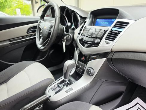 Used 2014 Chevrolet Cruze LS FWD image 14