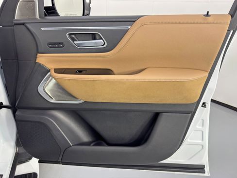 Used 2025 INFINITI QX80 Sensory image 50