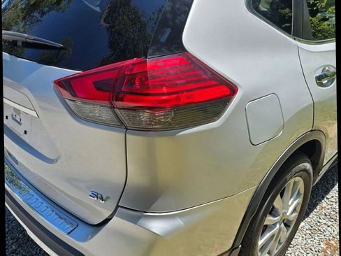 Used 2017 Nissan Rogue SV FWD image 12