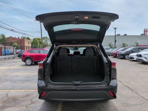 Certified 2025 Toyota Highlander LE FWD image 13