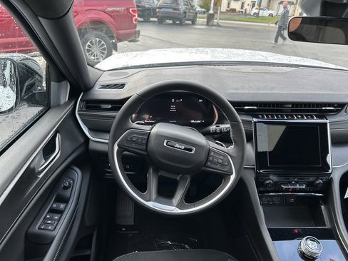 New 2025 Jeep Grand Cherokee Altitude image 16